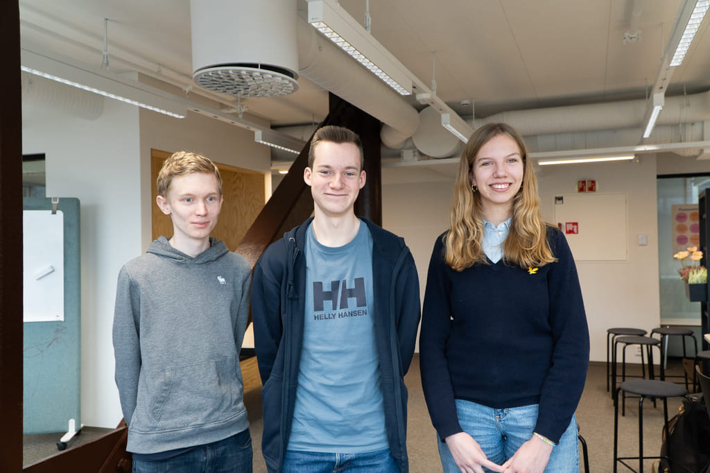 Erik, Philip og Malin fra NRG smiler på Akademiet VGS Sandvika