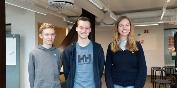 Erik, Philip og Malin fra NRG smiler på Akademiet VGS Sandvika