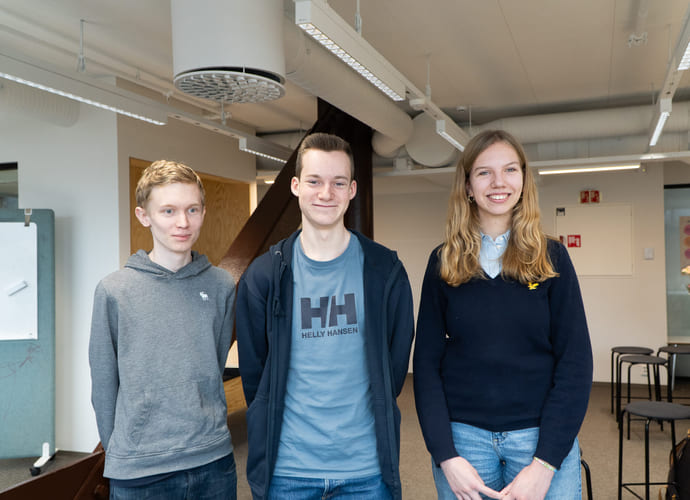 Erik, Philip og Malin fra NRG smiler på Akademiet VGS Sandvika