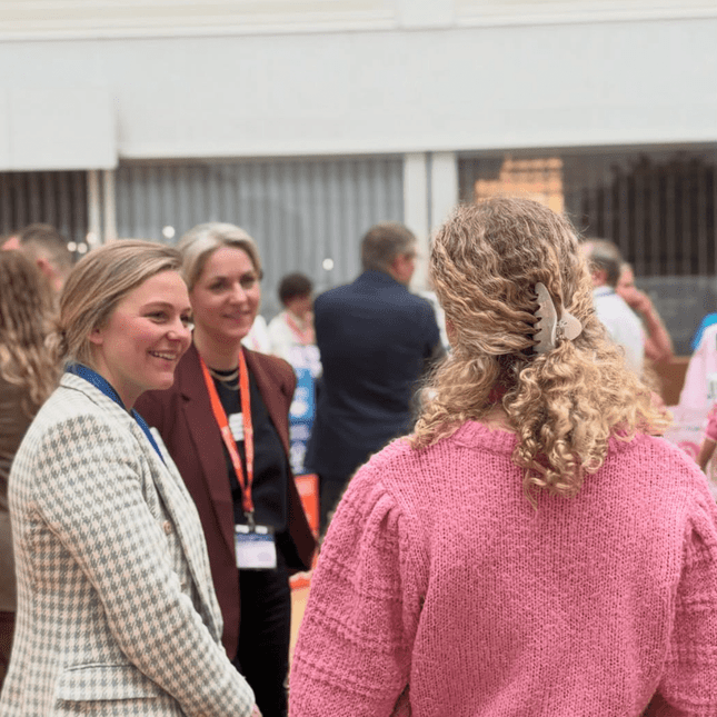 Elever på Akademiet VGS Sandnes mingler under konkurranse