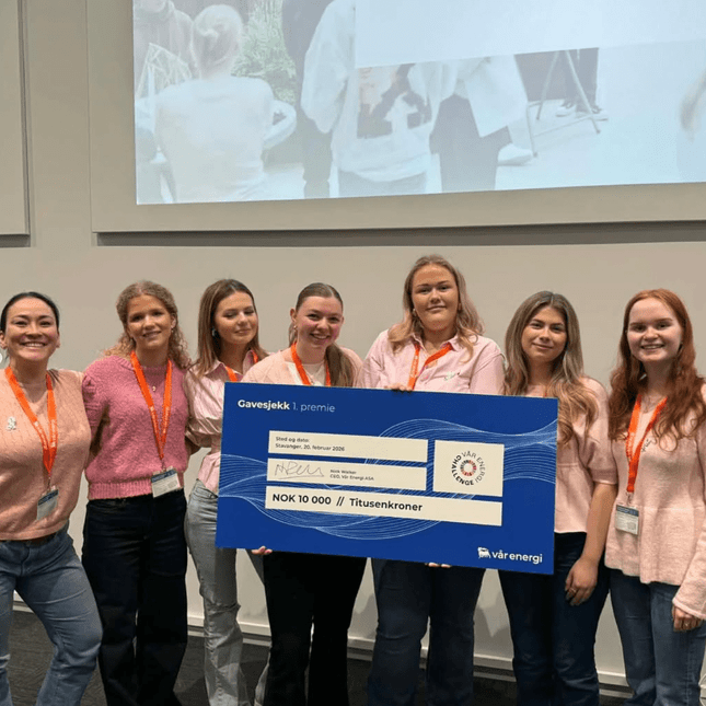 Elever på Akademiet VGS Sandnes mingler under konkurranse