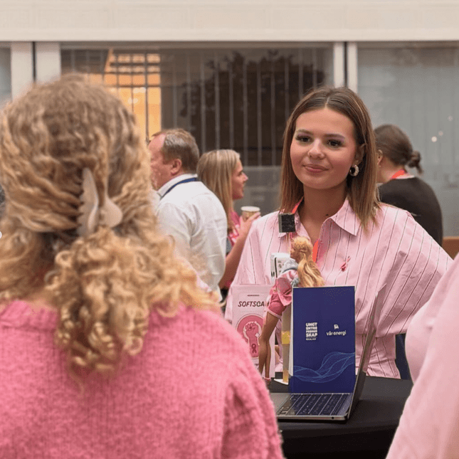 Elever på Akademiet VGS Sandnes mingler under konkurranse