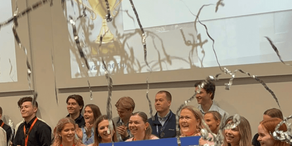 Elever på Akademiet VGS Sandnes mingler under konkurranse