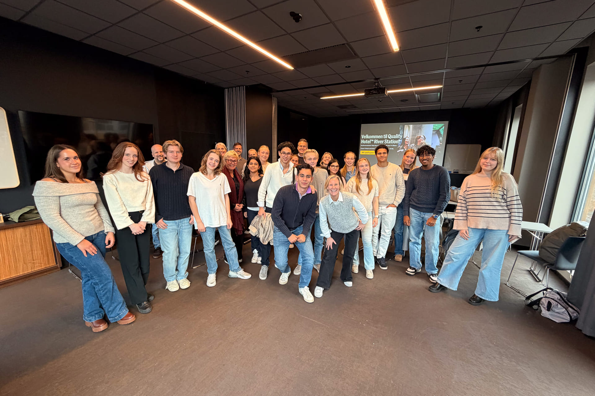 Studer Smartere-seminar med elever og ledelse. Fellesbilde av deltakere.