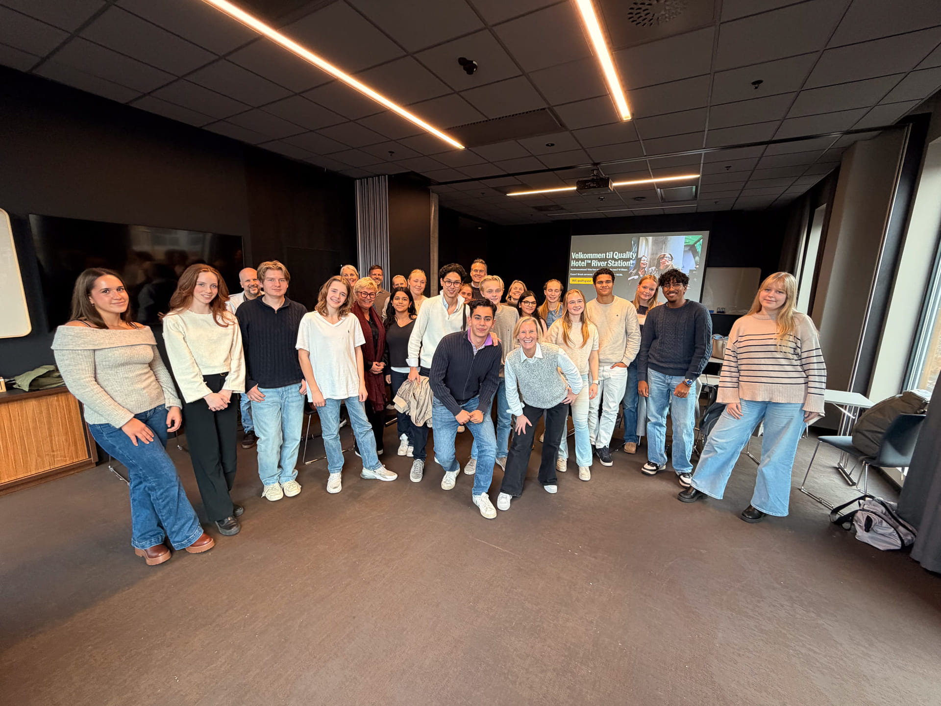 Studer Smartere-seminar med elever og ledelse. Fellesbilde av deltakere.