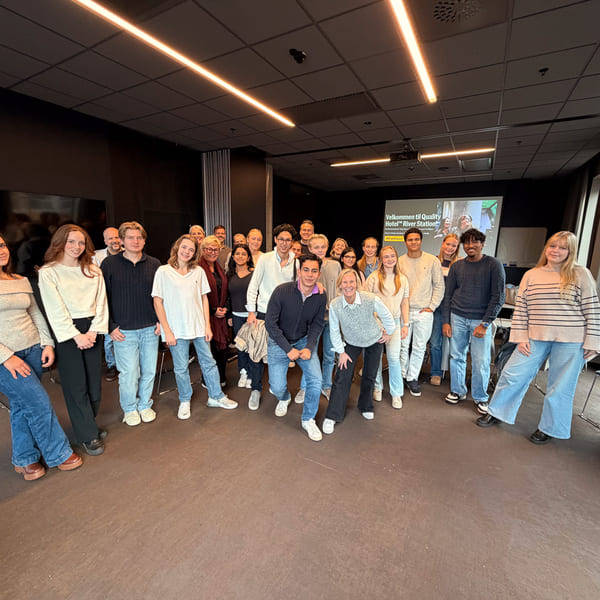 Studer Smartere-seminar med elever og ledelse. Fellesbilde av deltakere.