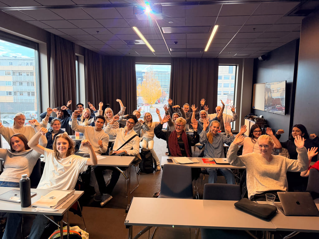 Studer Smartere-seminar med elever og ledelse. Fellesbilde av deltakere.