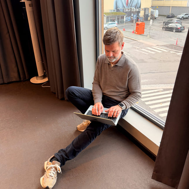 Rektor Endre jobber fra gulvet.