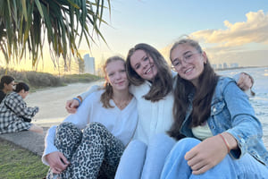 Johanna med to venner holder rundt hverandre i Australia