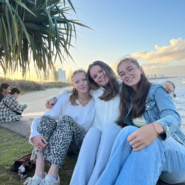 Johanna med to venner holder rundt hverandre i Australia