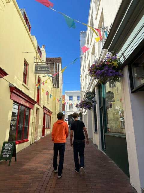 Nils og kompiser går i gatene i Brighton