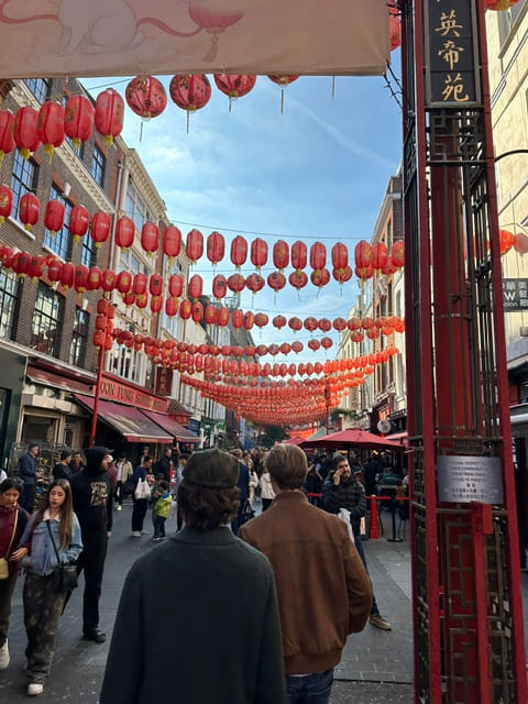 Nils og kompiser går i gatene i Brighton