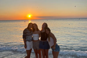 Johanna og venner på stranda i solnedgang