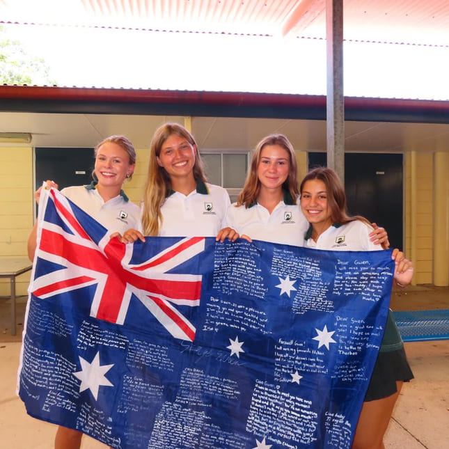 Johanna og venner holder opp flagget