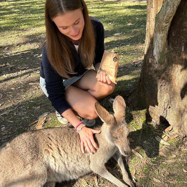 Johanna koser med en kenguru