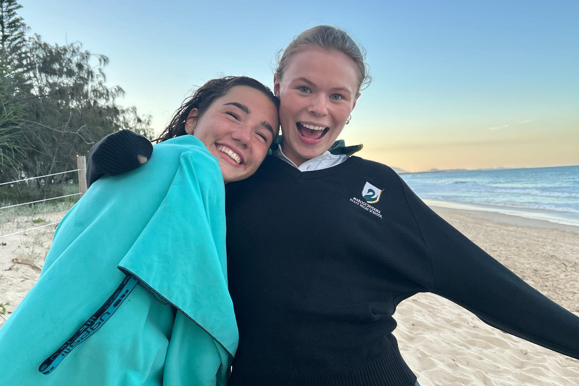 Johanna med en venn på stranda i Australia