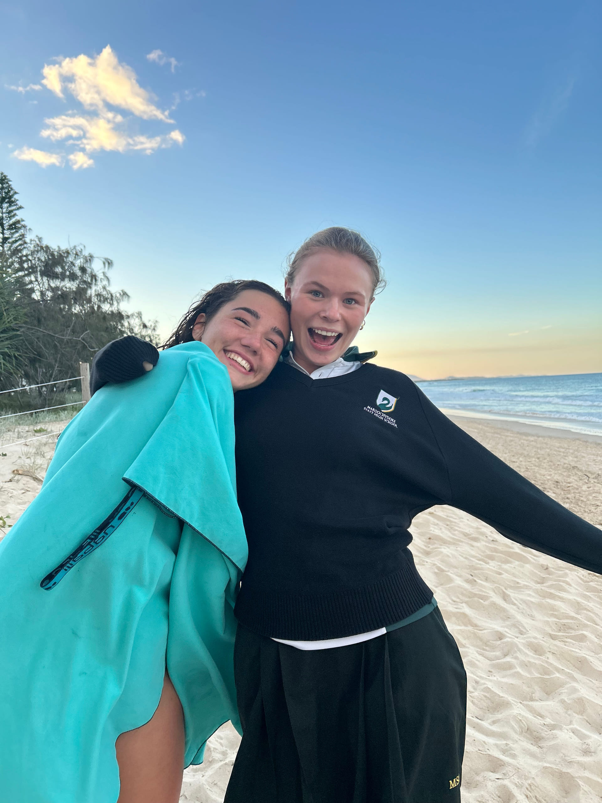 Johanna med en venn på stranda i Australia