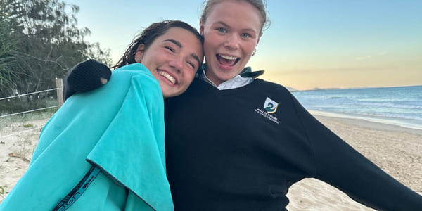 Johanna med en venn på stranda i Australia