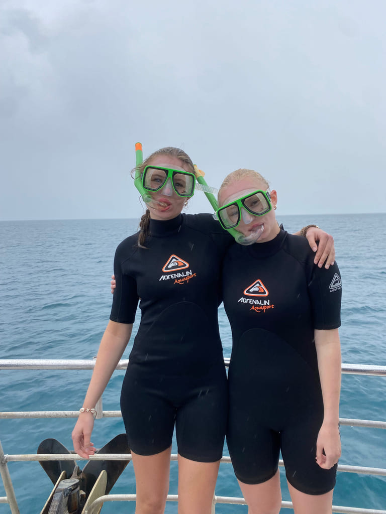 Johanna og en venninne snorkler i Australia