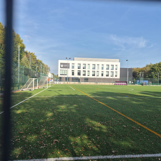 Loughborough College med fotballbanen i forgrunnen