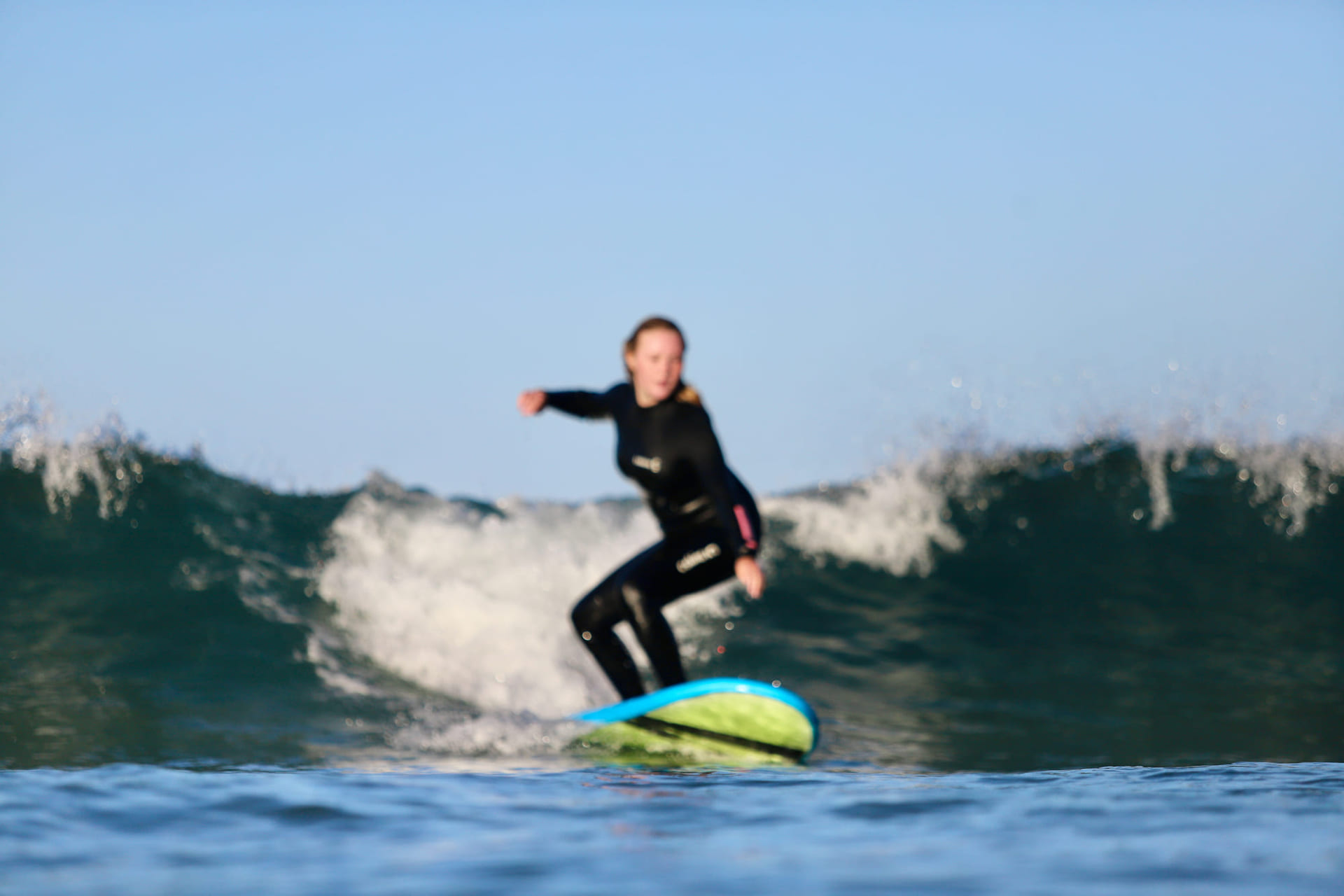 Anna surfer i New Zealand