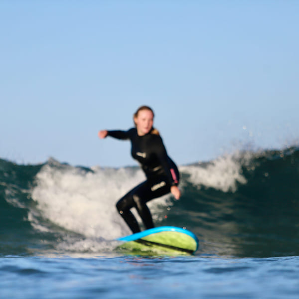 Anna surfer i New Zealand