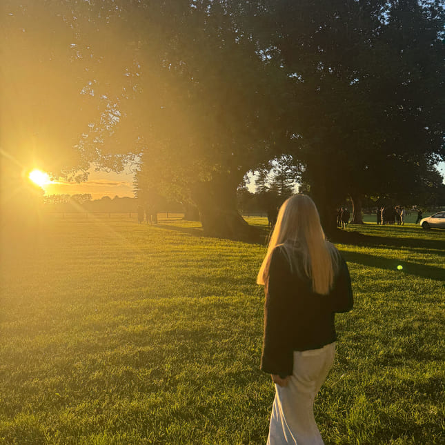 Anna foran en solnedang i New Zealand