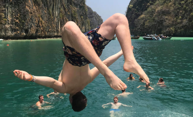 Gutt tar backflip ut i havet på Numedal