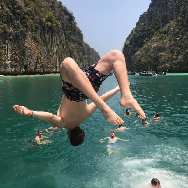 Gutt tar backflip ut i havet på Numedal
