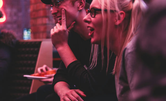 En gjeng unge mennesker smiler og snakker sammen