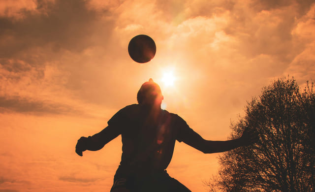Ballspill i solnedgang