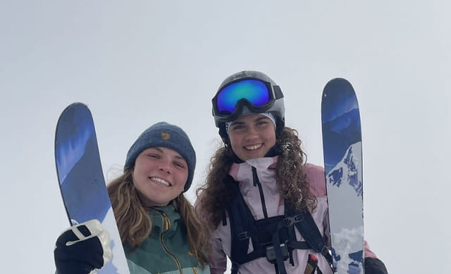 To jenter på topptur på ski