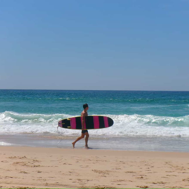 Surfere på stranda i Australia