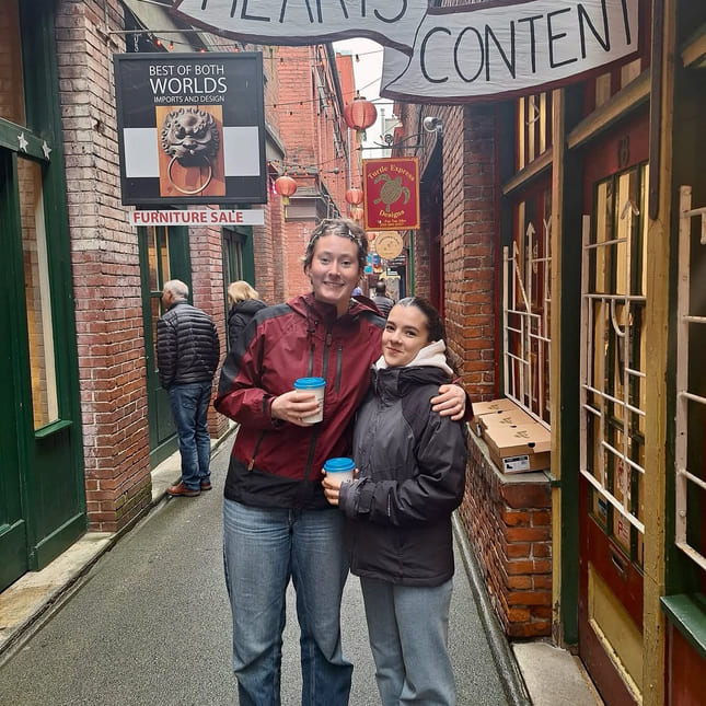 Louisa van Zutphen med en venn i en handlegate i Canada