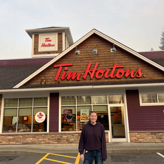 Louisa utenfor Tim Hortons
