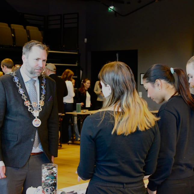 Elever på Akademiet Fredrikstad møter ordføreren