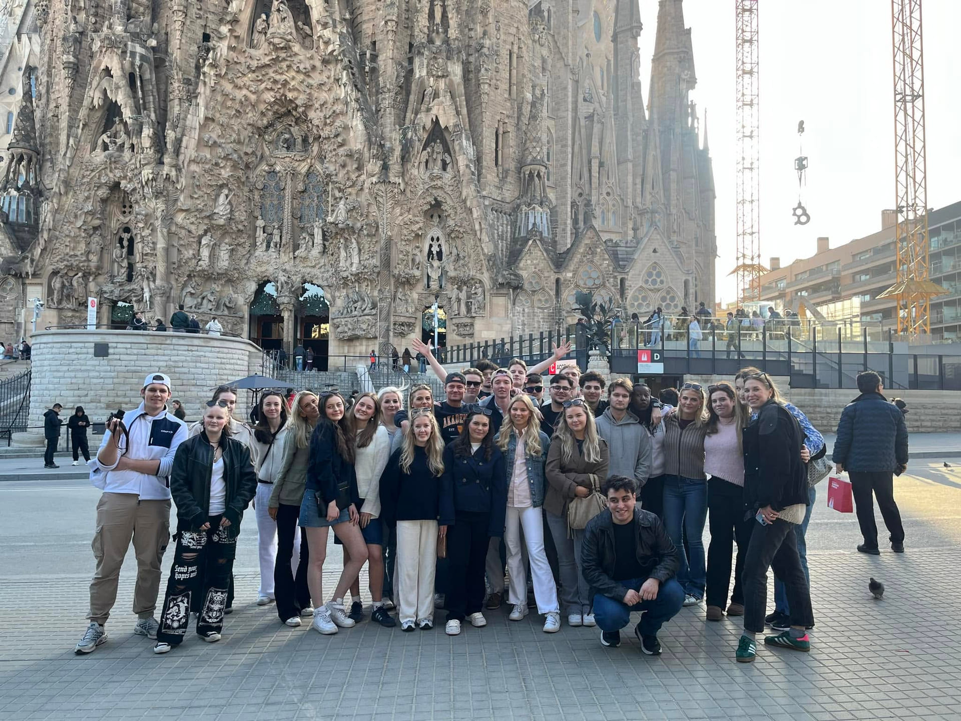 Elever fra Akademiet Fredrikstad poserer foran Sagrada Familia
