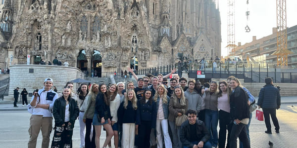 Elever fra Akademiet Fredrikstad poserer foran Sagrada Familia