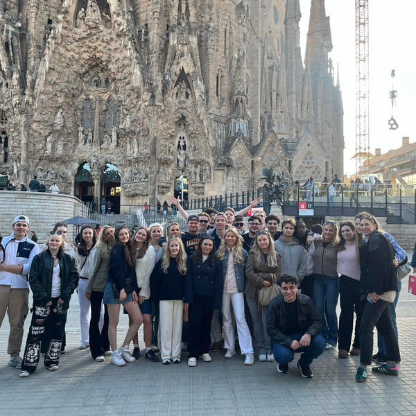 Elever fra Akademiet Fredrikstad poserer foran Sagrada Familia
