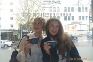 Silje og venninne på kafe i New Zealand