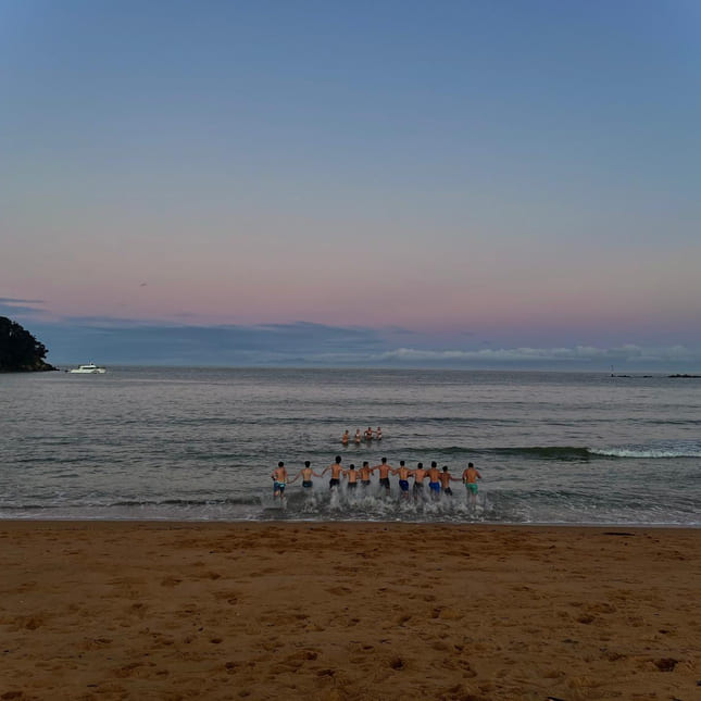 Bading i solnedgang i New Zealand
