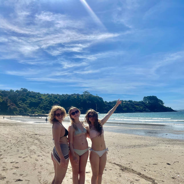 Silje og venninner på stranda i New Zealand