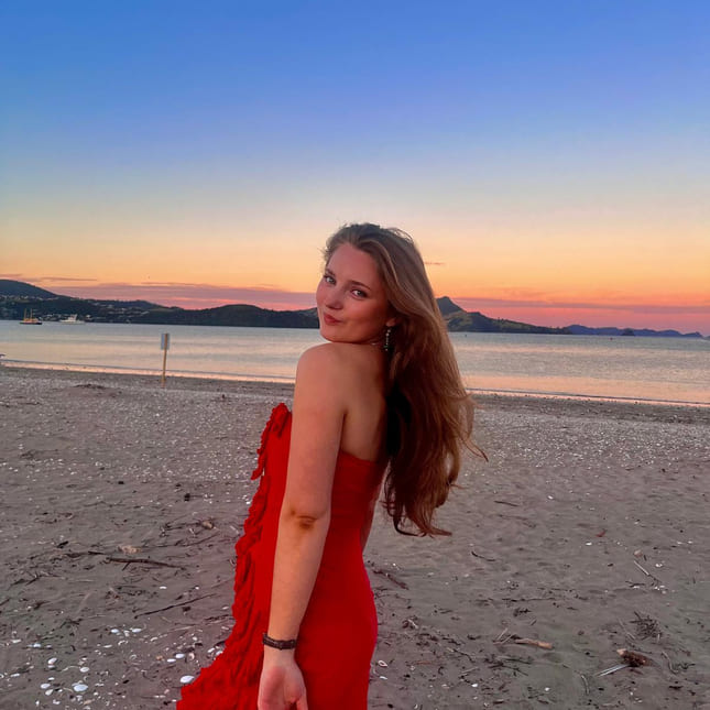 Silje på stranda i New Zealand