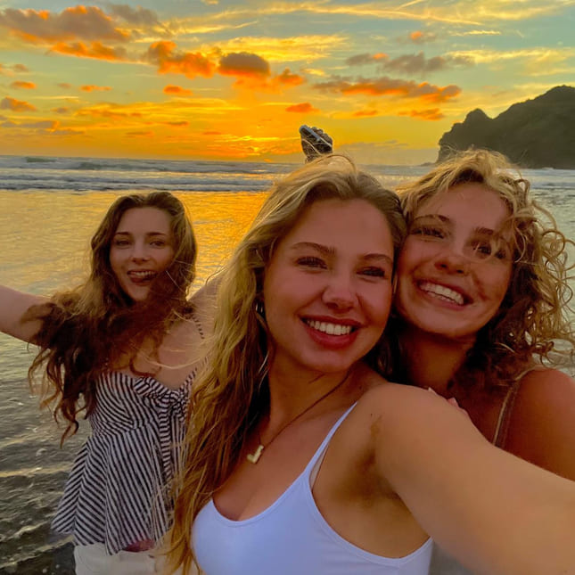 Silje og venninner på stranda i New Zealand