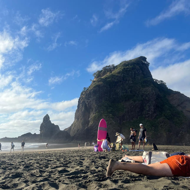 Silje surfer i New Zealand