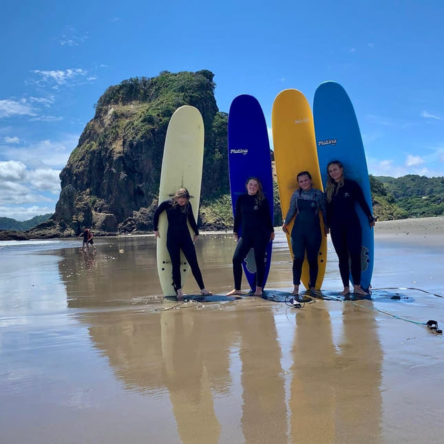 Silje surfer i New Zealand