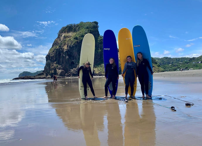 Silje surfer i New Zealand