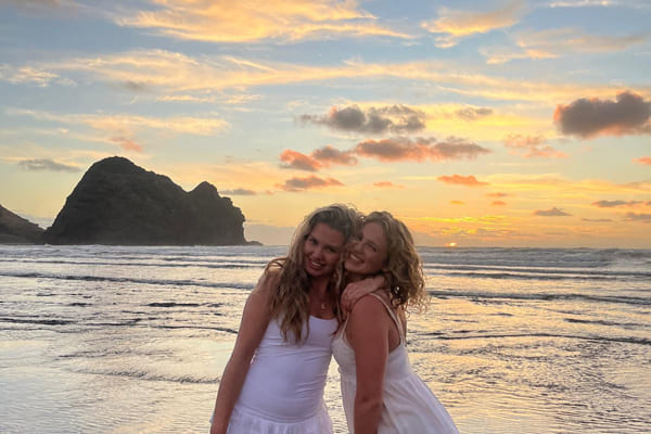 Silje og venninne på stranda i New Zealand