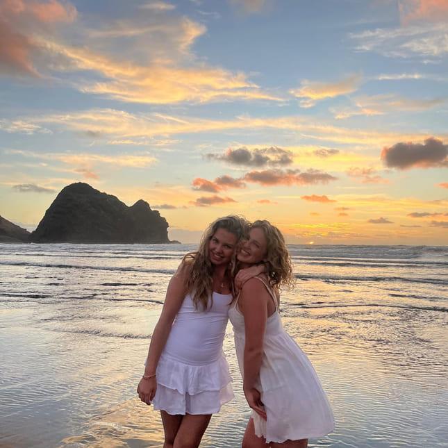 Silje og venninne på stranda i New Zealand