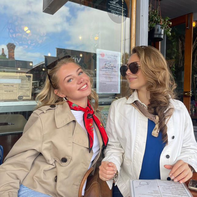 Silje og venninne på kafe i New Zealand